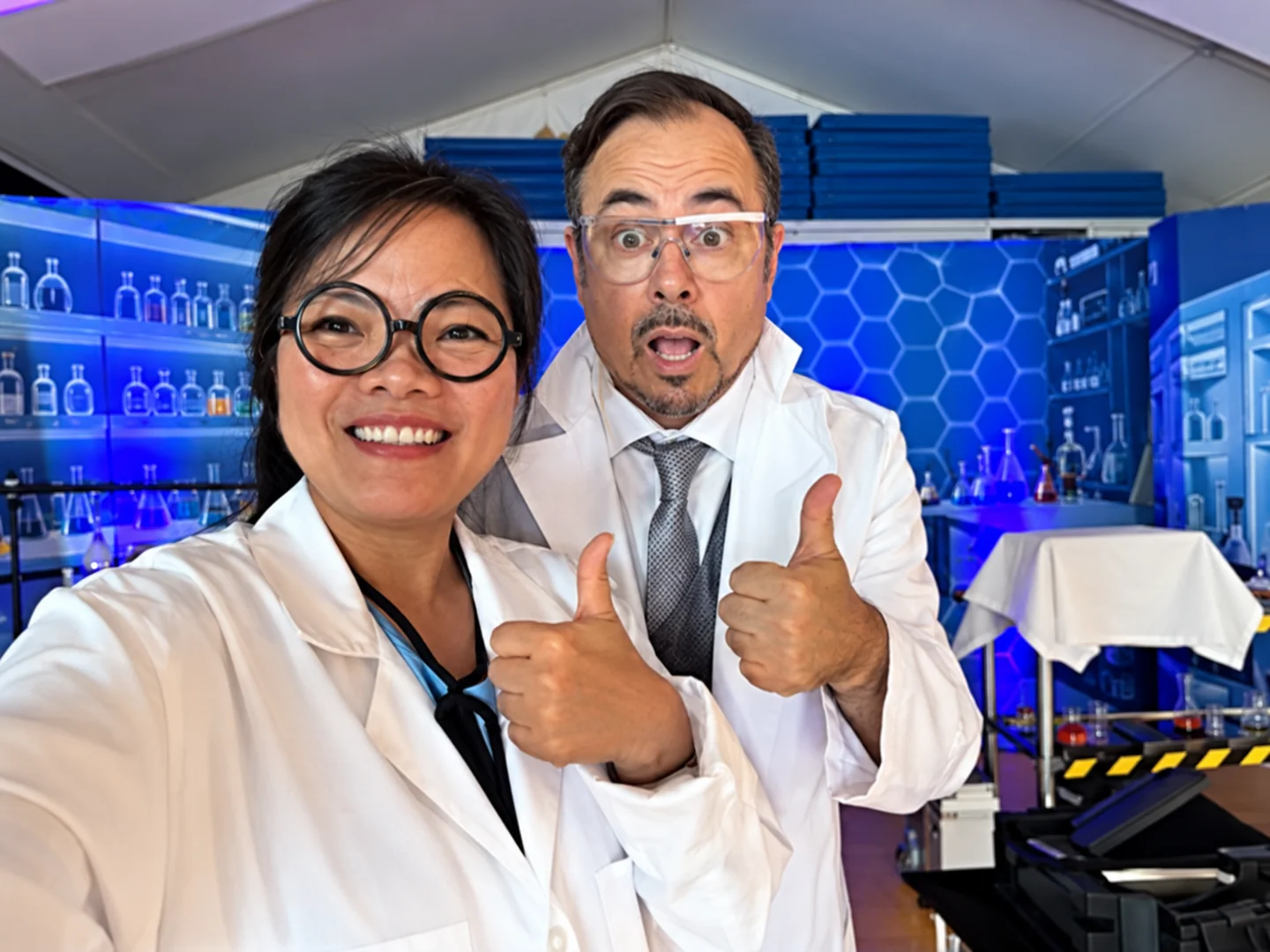 Professeur Alchimus et Madame Celsius dans le laboratoire