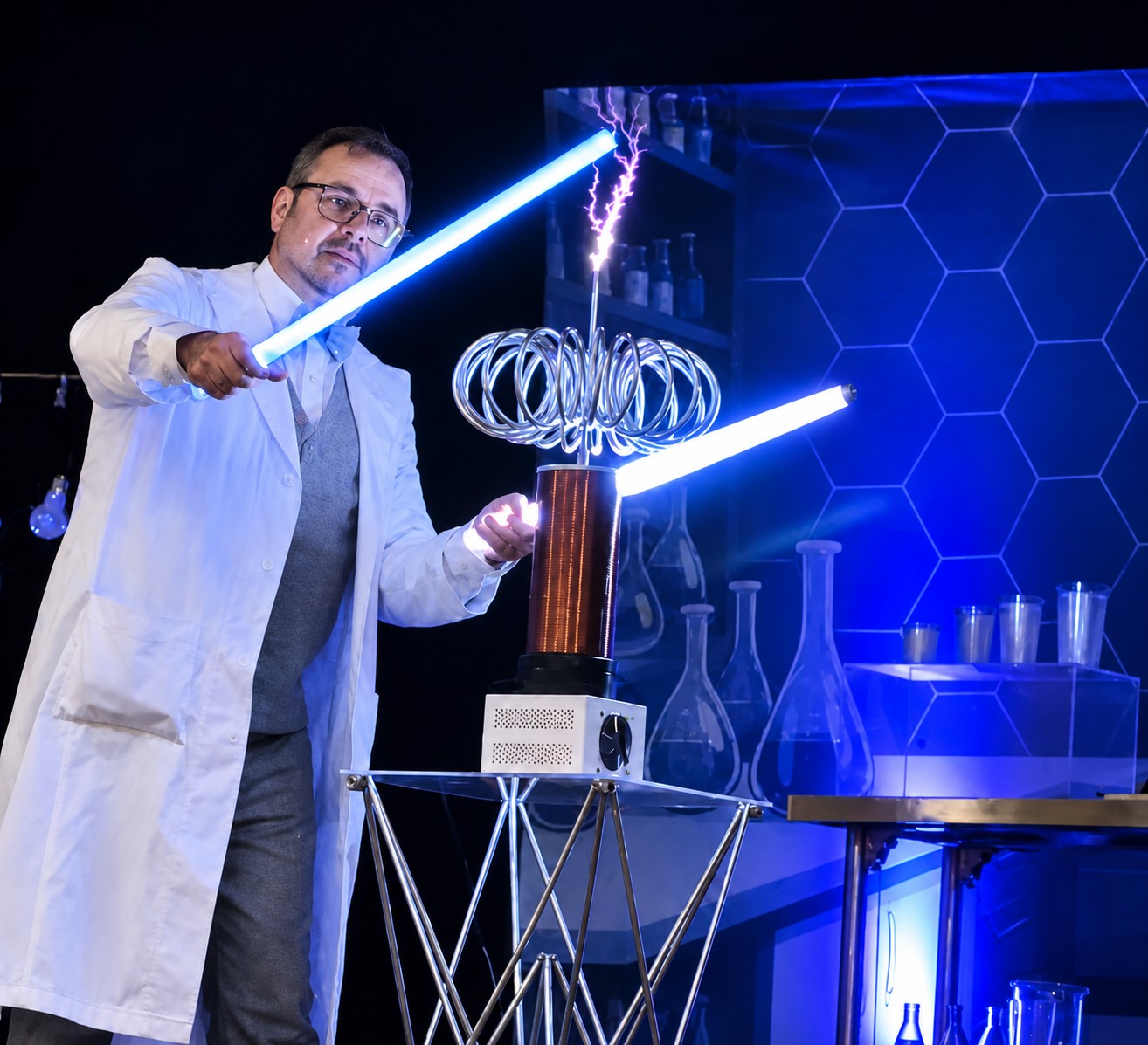 Professeur Alchimus sur scène avec sa bobine Tesla et deux tubes lumineux