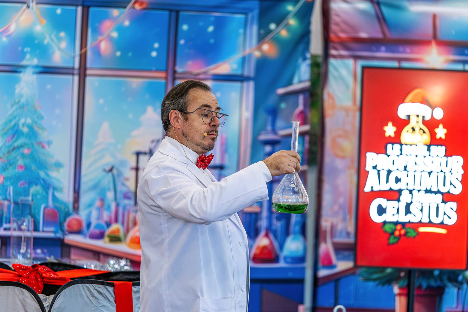 Le Professeur Alchimus prépare une potion dans son laboratoire de Noël